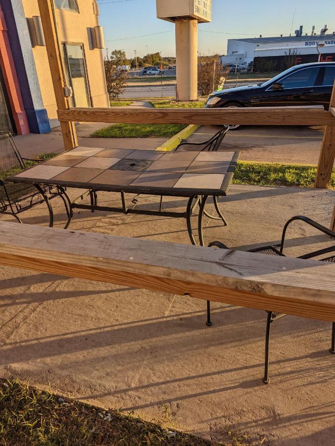 Executive Inn And Suites Wichita Falls Bagian luar foto